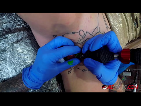 ❤️ Extreem getatoeëerde hottie Sully Savage kreeg een tatoeage op haar clitoris ❤️ Harde porno at porn nl.doujin-sexy.ru ❌❤